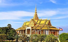 Sky Hotel - Rooms & Free Laundry - 50M To Royal Palace